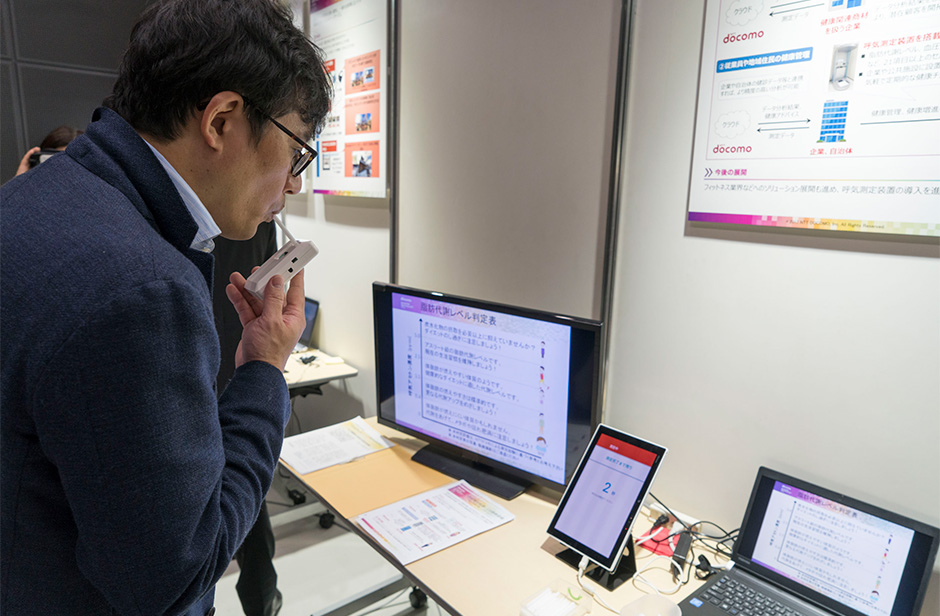 呼気測定装置のデモ展示の様子